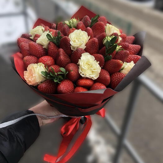 Букет из клубники и роз