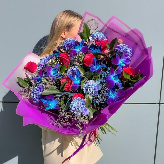 Букет яркие розы и космическая Орхидея. Авторский букет 528. Leoraflowers