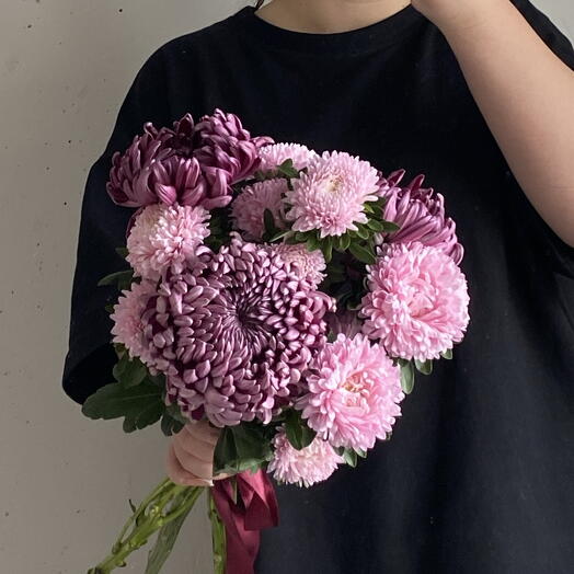 Стойкий Букет с винными хризантемами и нежными кустовыми астрами 🍇🎀