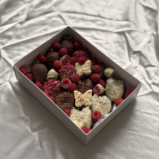 Набор ассорти королевские финики и 🍓