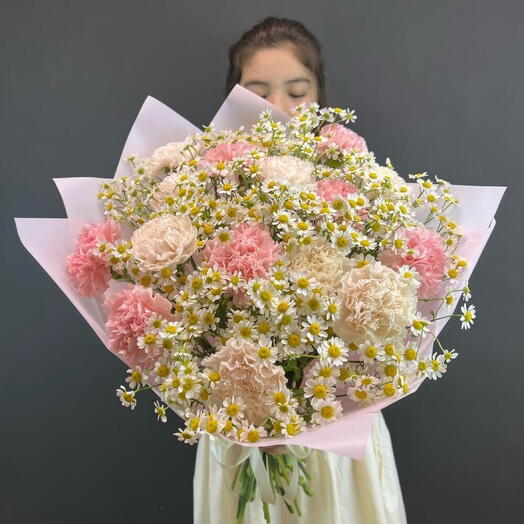 Букет с Кустовыми Ромашками и Нежными Диантусами 🌸