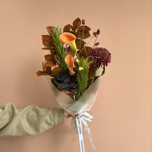 Стойкий букет с огненными каллами, леукадендроном и темной брассикой