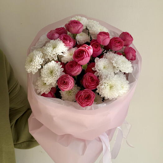 Ramo de rosas y crisantemos