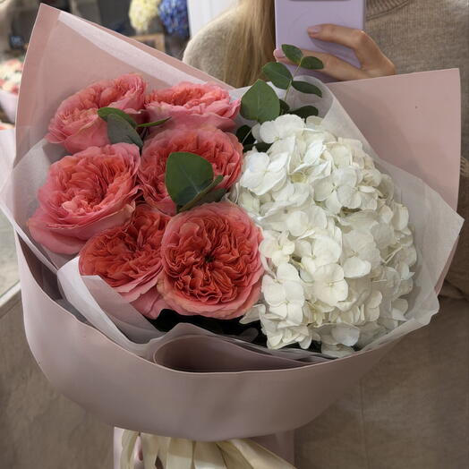 Букет с гортензией и пионовидными розами 🌸