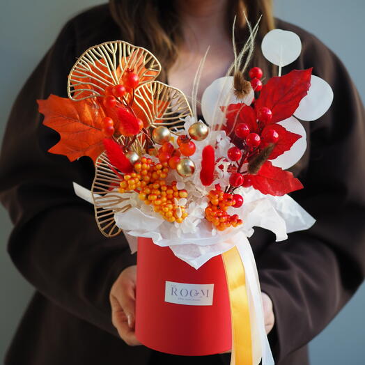 Яркая осенняя композиция из сухоцветов