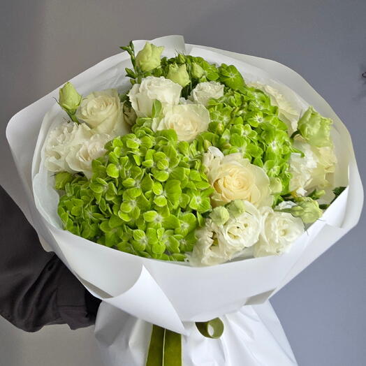 Сборный букет с гортензией, эустомой и розой💚