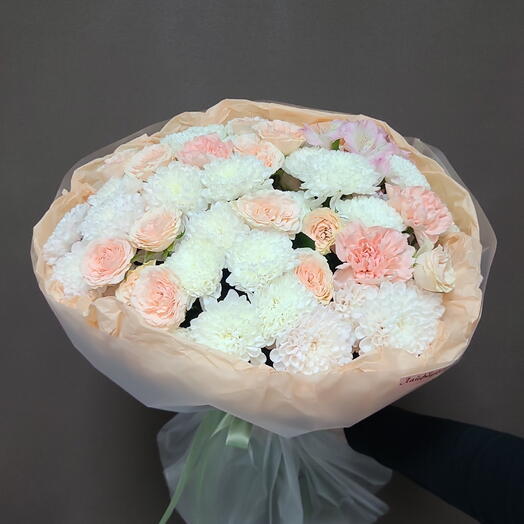 Букет из кустовых роз и хризантем