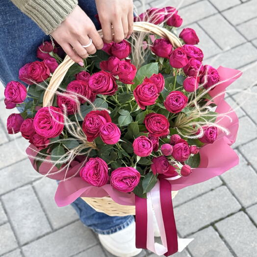Корзина с кустовыми розами 🌸