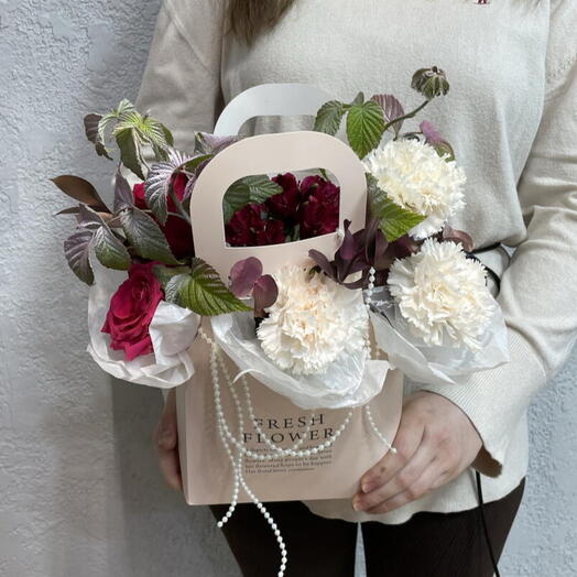 Композиция из эквадорской розы, рускуса, малины, диантуса и альстромерии 💐