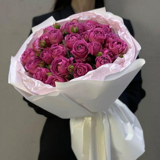7 пионовидных кустовых роз в оформлении 💜