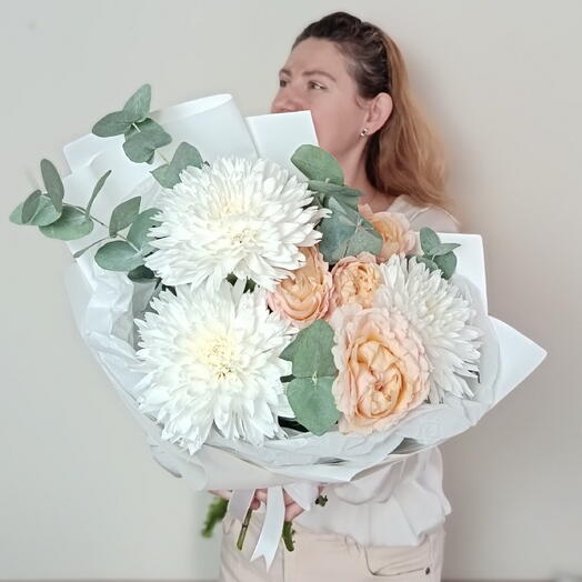 Джульетта и белые хризантемы