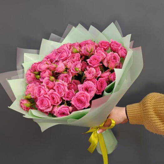 Букет из 25 розовых кустовых роз
