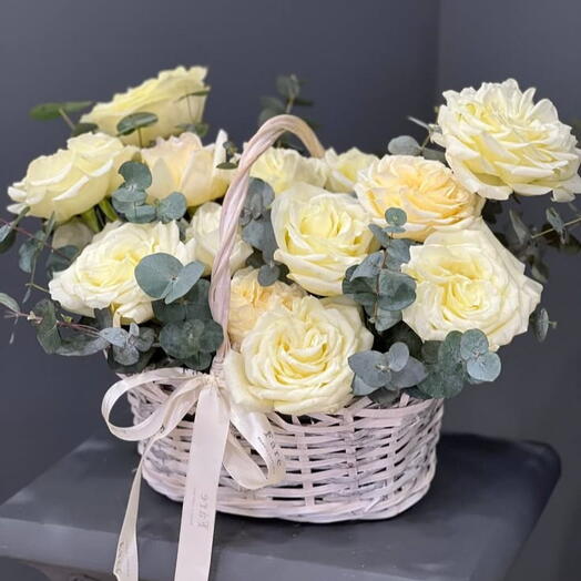 Корзина с французскими белыми розами