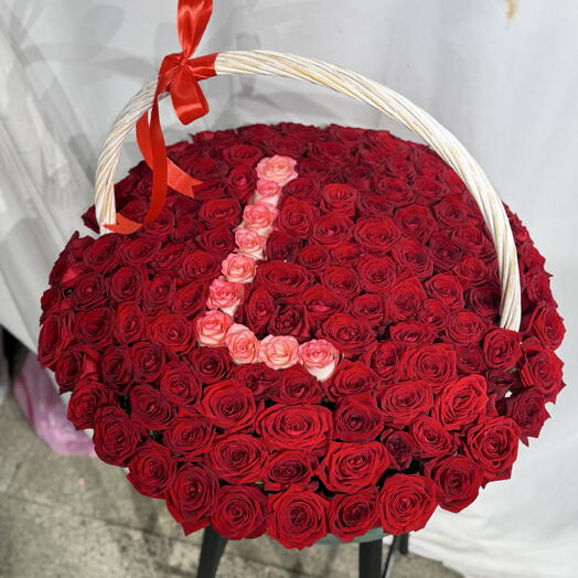 Корзина из 151 красной розы с буквой L