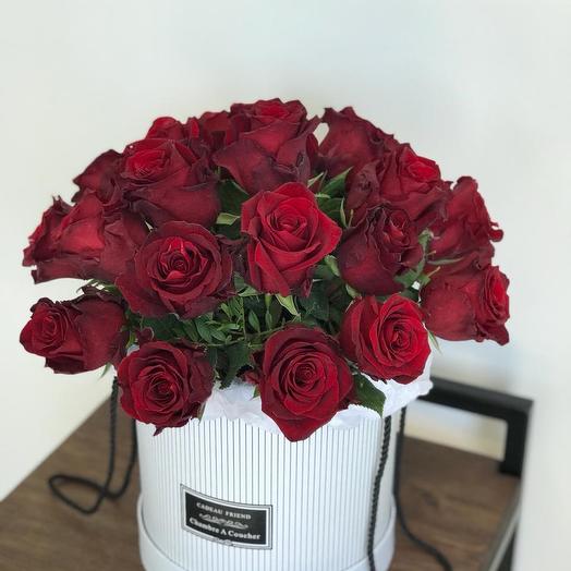 Шляпная коробка с красными розами