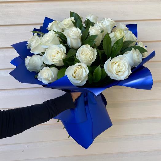 25 white roses