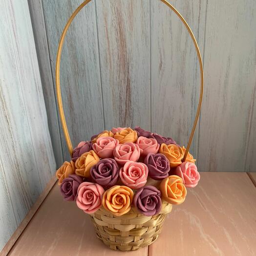Корзинка из 27 шоколадных роз