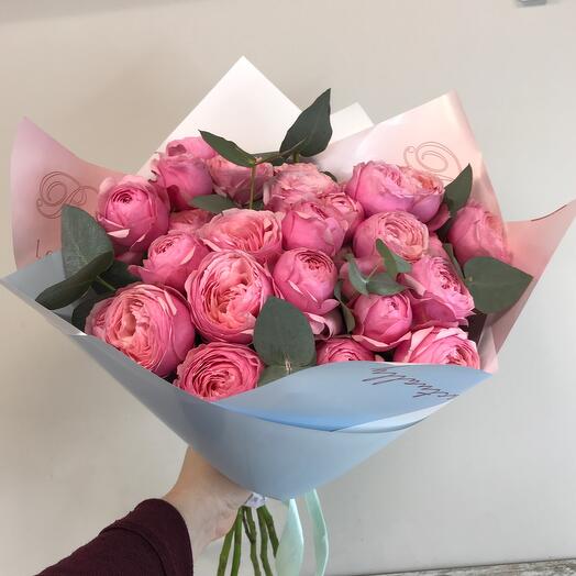 Monobucket of peony-shaped bush pink roses