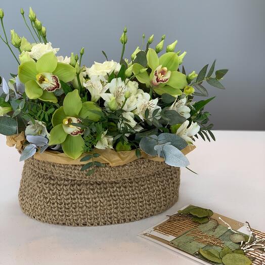 Ramo de orquídeas en una canasta grande