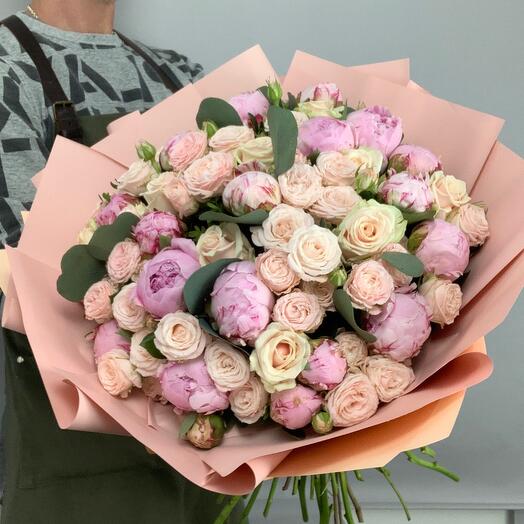 Ramo de peonías y rosas en forma de peonía