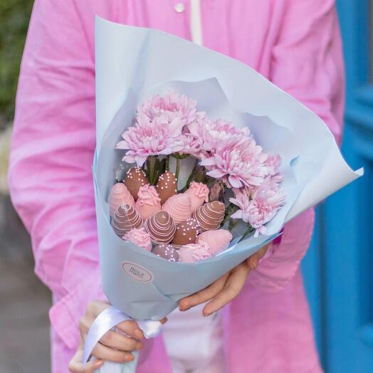 Bouquet with strawberries and chrysanthemums
