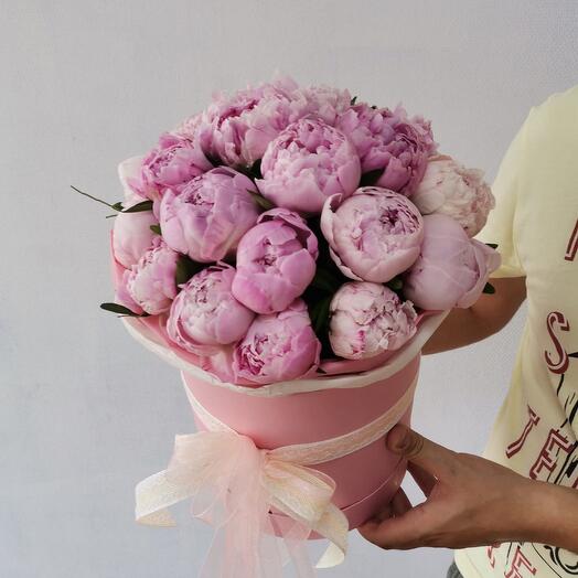 19 peonías Rosadas en una Caja de sombrero