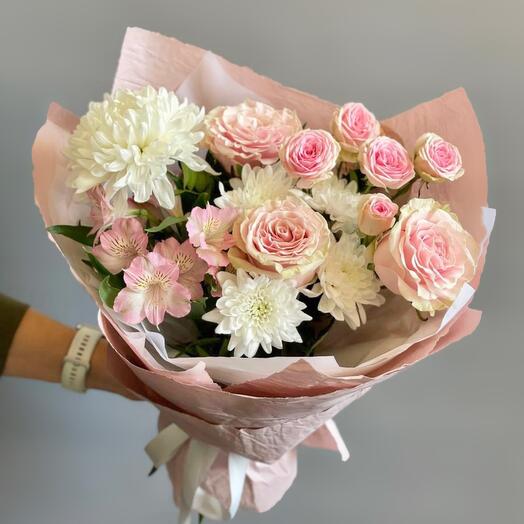 Delicado ramo blanco y rosa con rosas