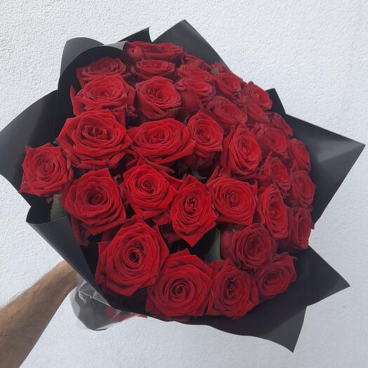 35 rosas rojas 50 cm