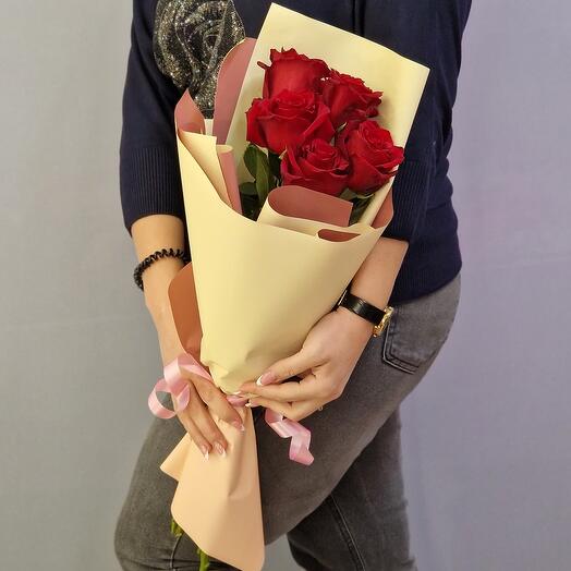 5 rosas rojas
