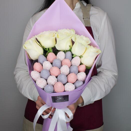 Букет из клубники в шоколаде и цветов Нежные мечты