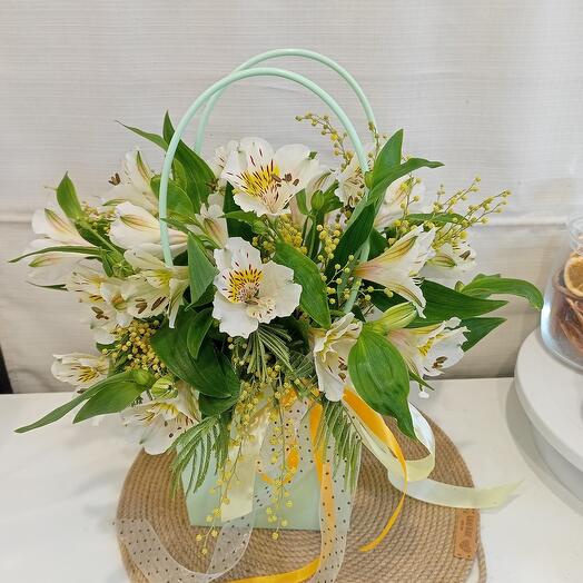 Bolso con alstroemeria y verdor