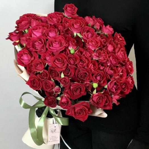 Букет из алых кустовых роз, 15 штук