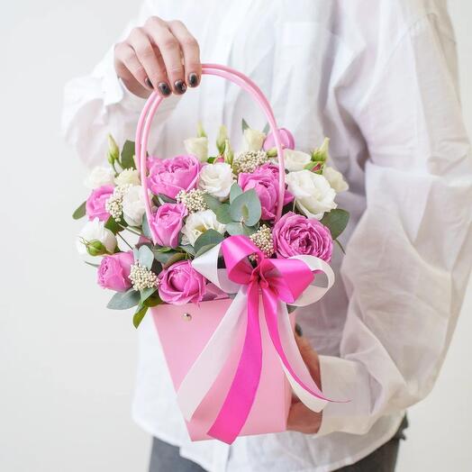 Composition with a peony-shaped rose