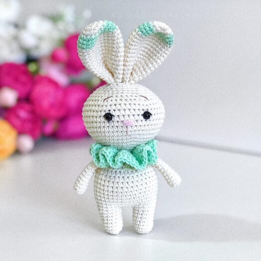 Мини игрушка зайчик молочный и мятный. Вязаная игрушка зайка для ребенка