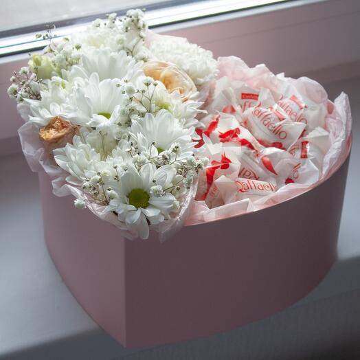 Цветы в коробке с Рафаэлло