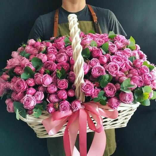 Rosas arbustivas en forma de peonía en una canasta