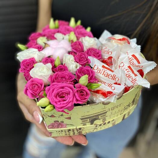 Коробка сердце с цветами и конфетами