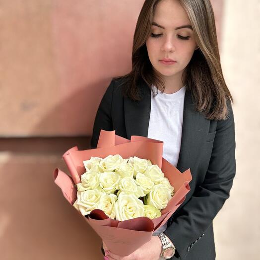 15 белых роз