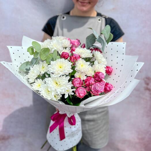 Bouquet of bush roses and chrysanthemums