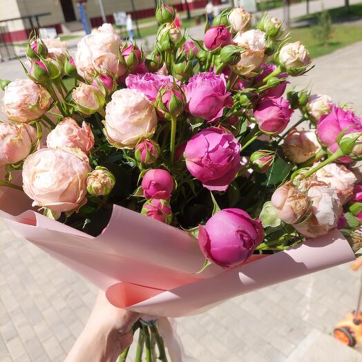 Букет из  пионовидной кустовой розы микс