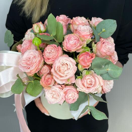 Rosas de arbusto con eucalipto en Caja