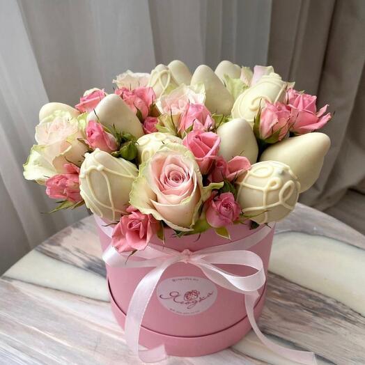 Букет из роз и клубник