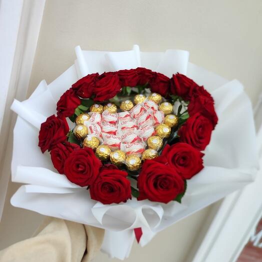 Corazón floral de rosas y Raffaello
