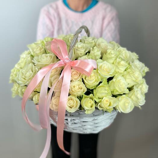 Корзина с 55 белыми розами