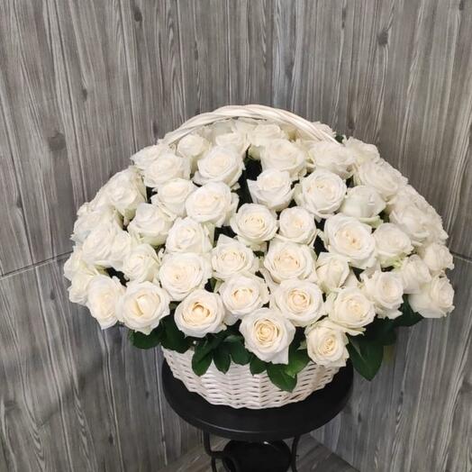 101 rosas blancas en una canasta