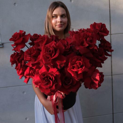 Алые французские розы в коробке
