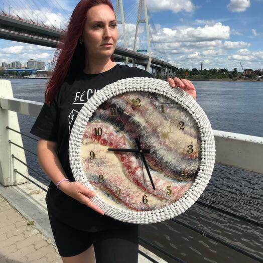 Часы из эпоксидной смолы и лозы 50 см