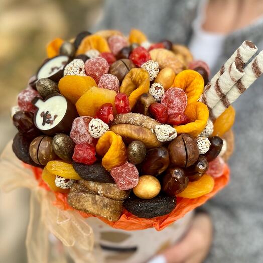 Ramo de frutas secas, nueces y dulces