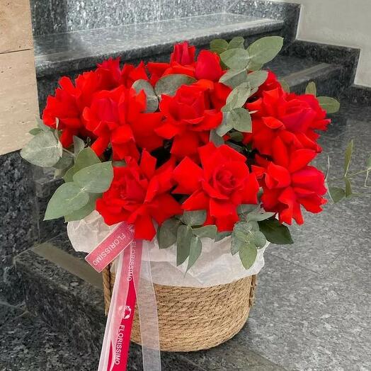 Композиция из 15 роз Nina и эвкалипта