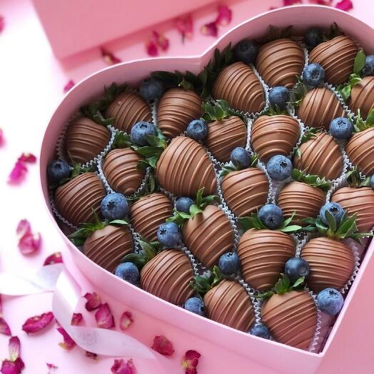 Fresas cubiertas de chocolate en el corazón